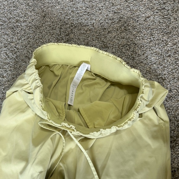 Lululemon Stretch High-Rise Jogger *Full Length
Finch Yellow Women’s Size 4 Run - Picture 7 of 11